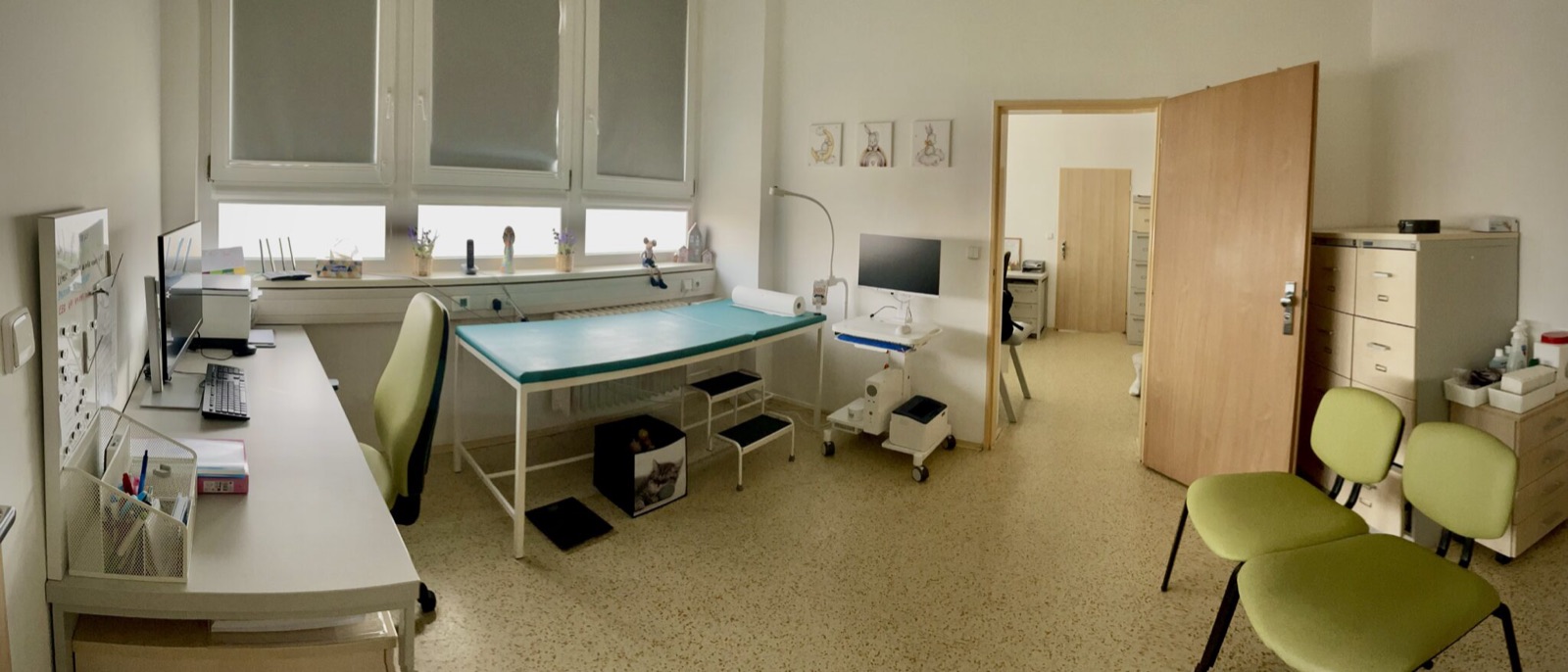 Interiér ordinace dětské neurologie s vyšetřovacím lehátkem a přístrojovým vybavením